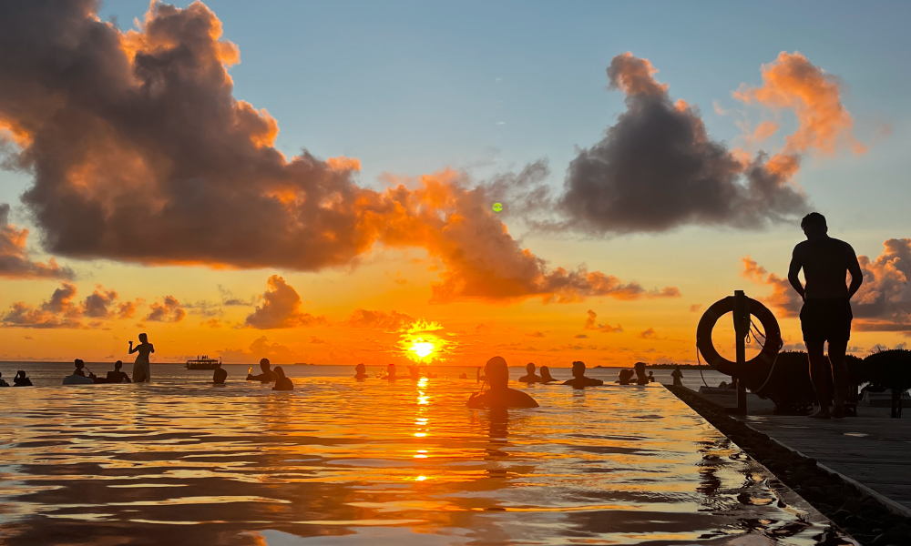 モルディブの夕日を楽しむ写真