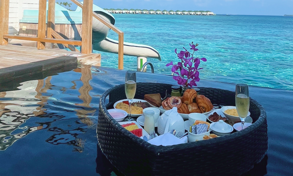 モルディブでのフローティングブレックファースト